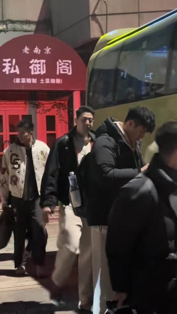 球迷：沈梓捷你赢了球装什么X 大鸟：我家在南京 过年来吃年夜饭