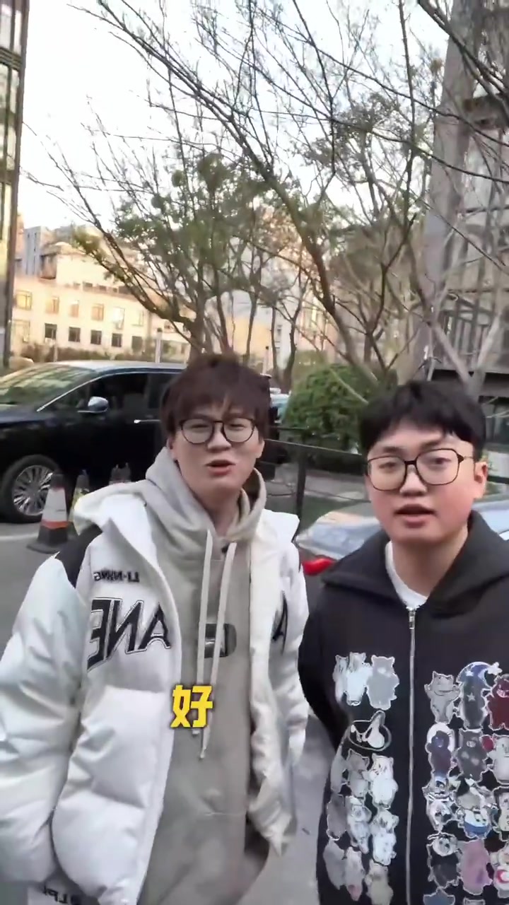Meiko晒与Zmjjkk合影：好不容易跟康神合个影，开心死了~